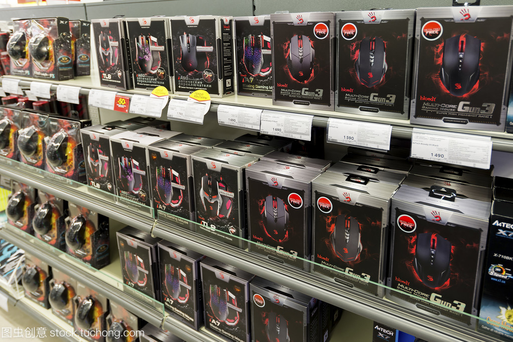 希姆基,俄羅斯-2015 年 12 月 22 日。Mvideo 大型連鎖店賣電子產(chǎn)品和家用電器柜臺(tái)上玩電腦鼠標(biāo)